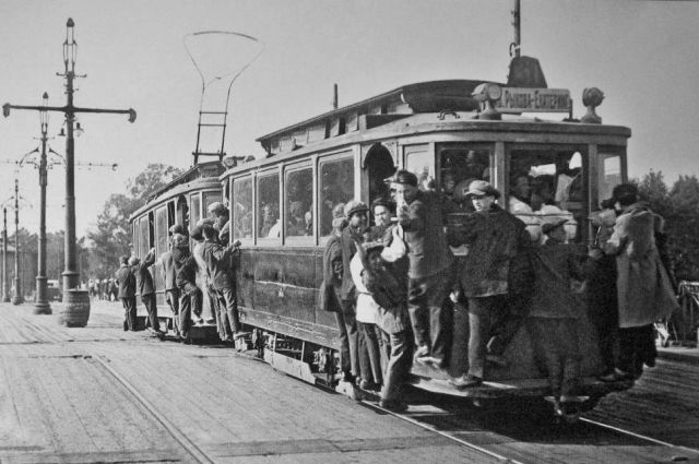 Первые трамваи появились в Петербурге в начале XX века.