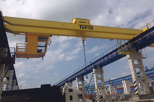 На заводе производят мостовые краны, используемые для перемещения крупногабаритных грузов до 50 тонн. 