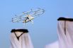 25 сентября. Мужчины смотрят на летающее такси в Дубае, Объединенные Арабские Эмираты. 