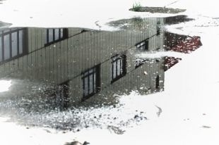 Микрорайон Заречный затопило из-за прорыва трубы