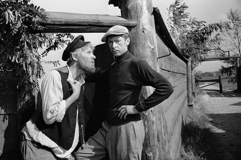 Народный артист СССР Олег Ефремов (справа) в сцене из фильма «Любушка». 1960 год.