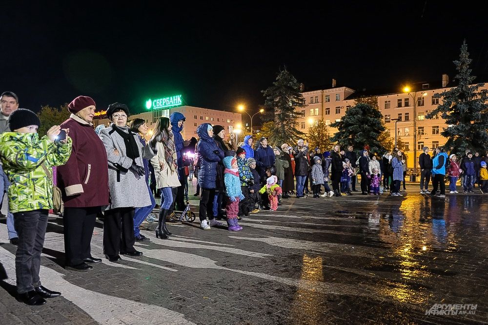 На площади перед Театром-Театром собрались желающие увидеть яркое и красочное светомузыкальное шоу.