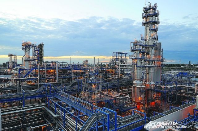 Модернизацией нефтезавода в Омске успешно занимаются в условиях процессинга.