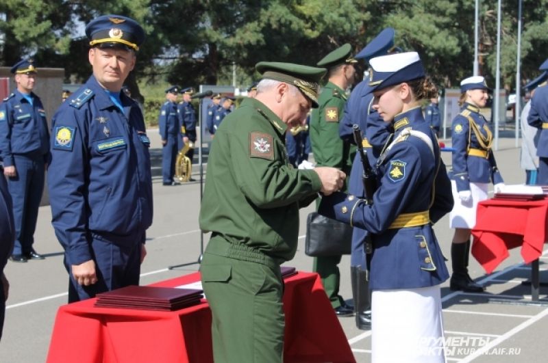 Всем курсанткам на присяге вручили часы - подарок от министра обороны РФ Сергей Шойгу.