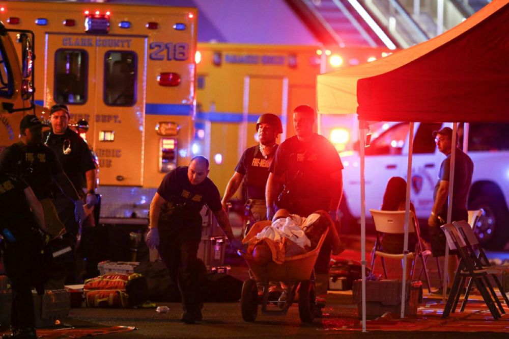 Полиция и скорая помощь у отеля Mandalay Bay после массовой стрельбы на музыкальном фестивале.