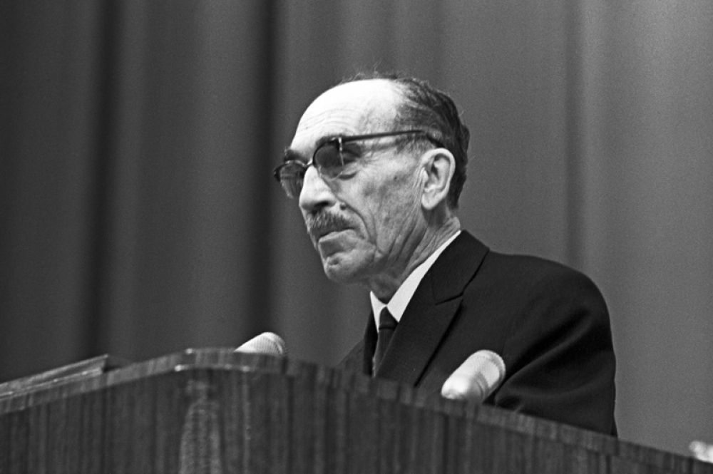 1956 год, Николай Николаевич Семёнов. Нобелевская премия в области химии «за исследования в области механизма химических реакций».