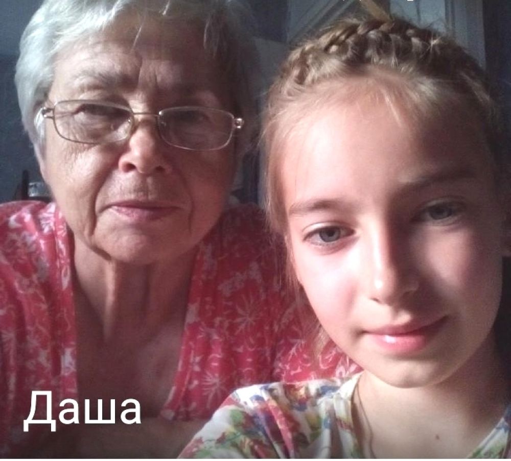 «Бабушка осваивает смартфон!» Учитель-внучка Даша,10  лет, ученица- бабушка Лида,73 года.