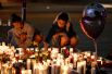 Участники акции памяти жертв трагедии в Лас-Вегасе.