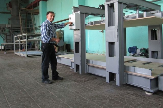 Анатолий Жаровских знает все о производстве оборудования для птицефабрик и фермеров. Так, например, выглядит инкубатор.
