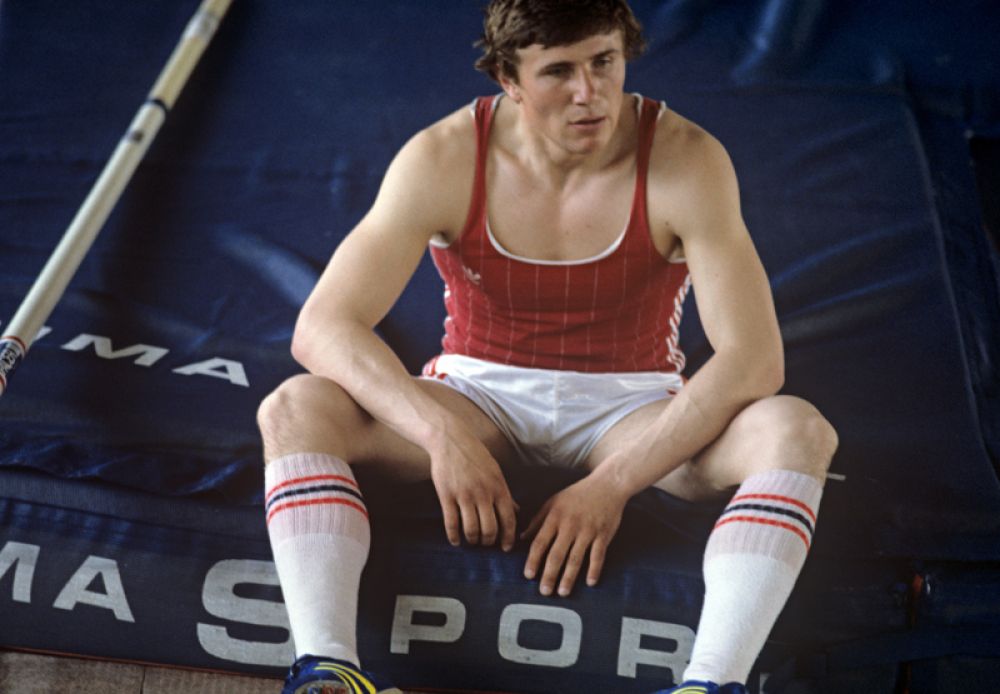 1988 и 1991 год. Чемпион Олимпийских игр, шестикратный чемпион мира по прыжкам с шестом Сергей Бубка. Спортсмен стал первым в мире человеком, прыгнувшем выше шести метров.