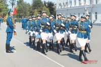 Они стали первыми: девушки - курсанты Краснодарского военного авиационного училища после принятия присяги.
