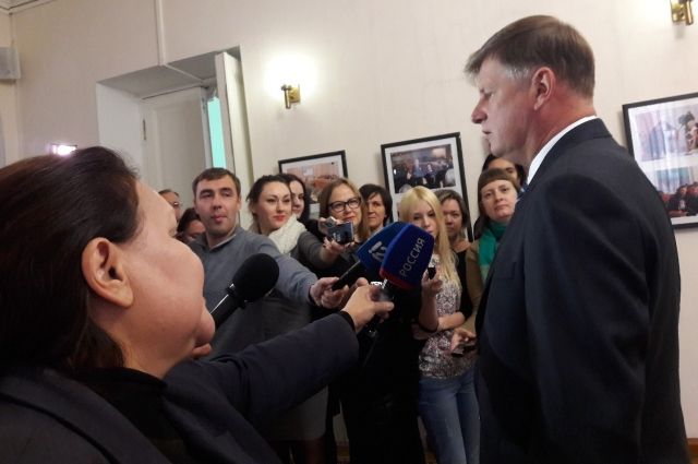 Председатель Омского городского Совета Владимир Корбут общается с журналистами.