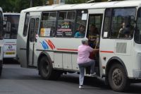 В областном центре пожилая пассажирка выпала из автобуса.