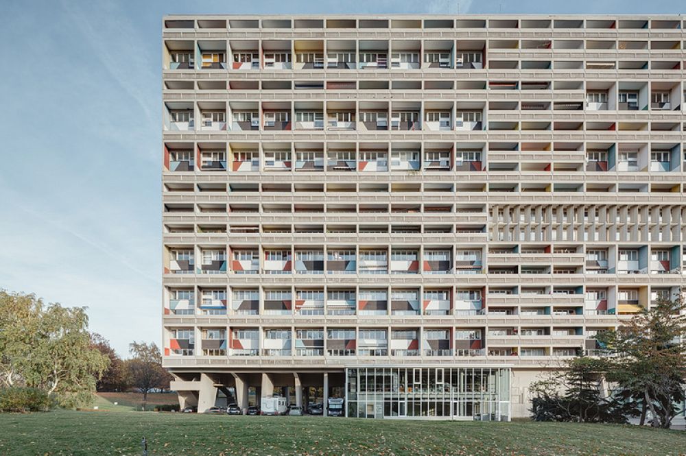 «Марсельский блок» или Unité d’Habitation — многоквартирный жилой дом в Марселе. Здание было задумано как экспериментальное жилище с идеей коллективного проживания, своего рода коммуна. Внутри здания расположен общественный комплекс услуг: кафетерий, библиотека, почта, продуктовые магазины и прочее. Стены лоджий окрашены в яркие чистые цвета.