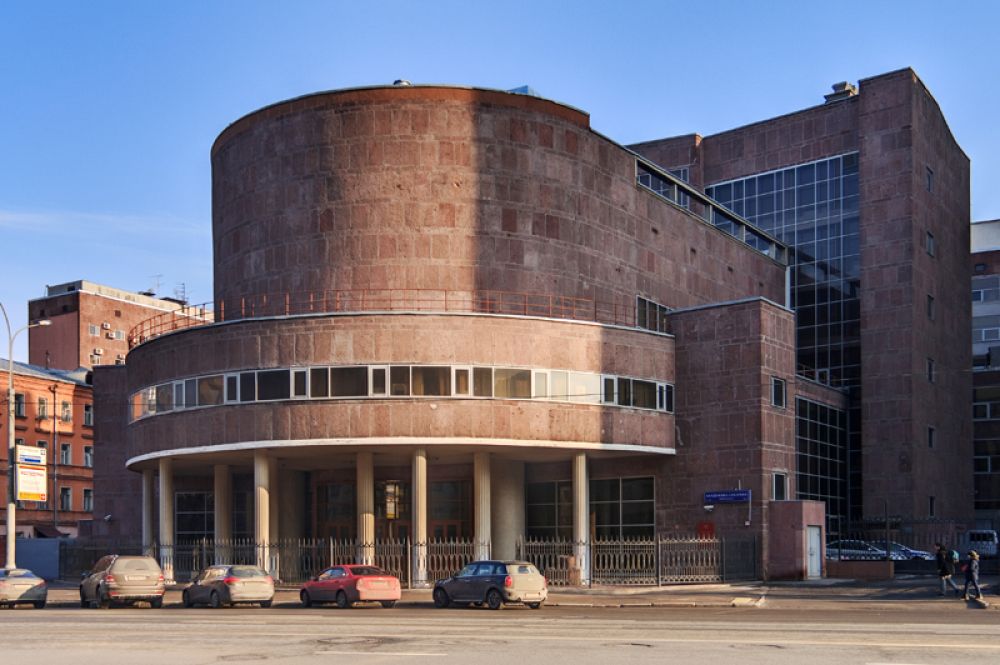 Здание Центрсоюза в Москве. В 1928 году Корбюзье участвует в конкурсе на здание Центросоюза (после постройки — Наркомлегпрома), которое затем было построено на Мясницкой улице. Центросоюз явился совершенно новым для Европы примером решения современного делового здания.