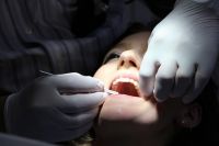 В кабинете у стоматолога многих людей пугают не столько процедуры, сколько их стоимость.