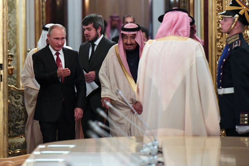 Президент РФ Владимир Путин и король Саудовской Аравии Сальман Бен Абдель Азиз Аль Сауд во время встречи в Кремле.