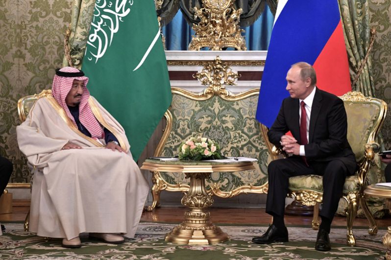 Президент РФ Владимир Путин и король Саудовской Аравии Сальман Бен Абдель Азиз Аль Сауд во время встречи в Кремле.