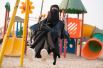 3 октября. Женщина на качелях в парке в Джидде, Саудовская Аравия.