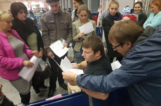 Последняя сверка списков перед отправкой с главного железнодорожного вокзала Ростова в «Орлёнок» детей, пострадавших на пожаре. 