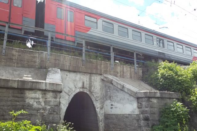 Женщина по неосторожности попала под поезд.