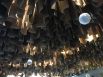 Интерьер выполнен в характерной для американских закусочных манере, а инсталляция из шпона на потолке символизирует рубленое мясо для котлеты, которое проходит через мясорубку.