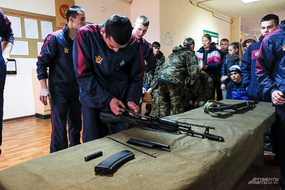 Новобранцы соревновались в скорости разборки и сборки автомата Калашникова и снаряжению магазина учебными патронами.