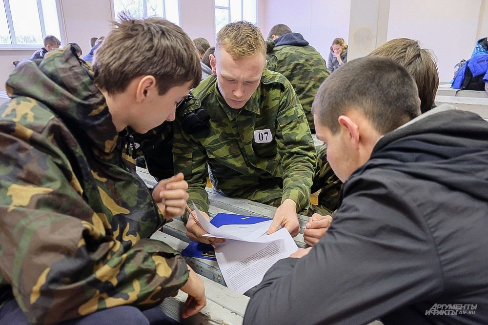В интеллектуальном конкурсе призывники отвечали на вопросы военно-исторической викторины.