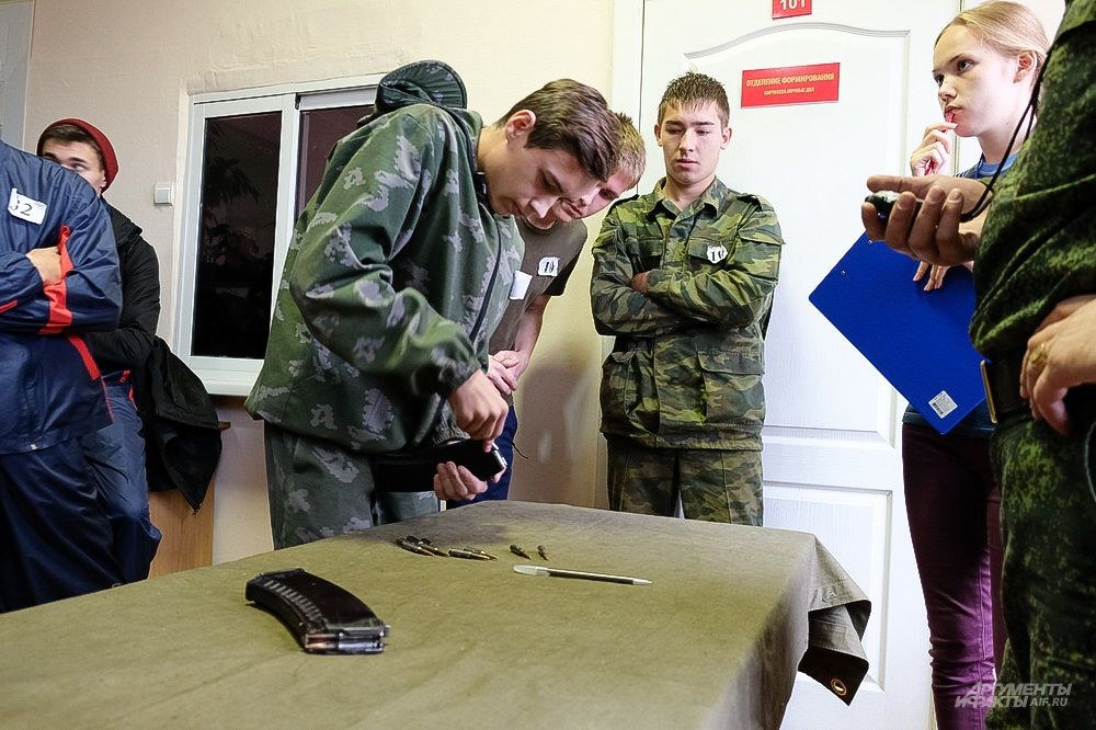 Участникам нужно было за две минуты снарядить магазин патронами.