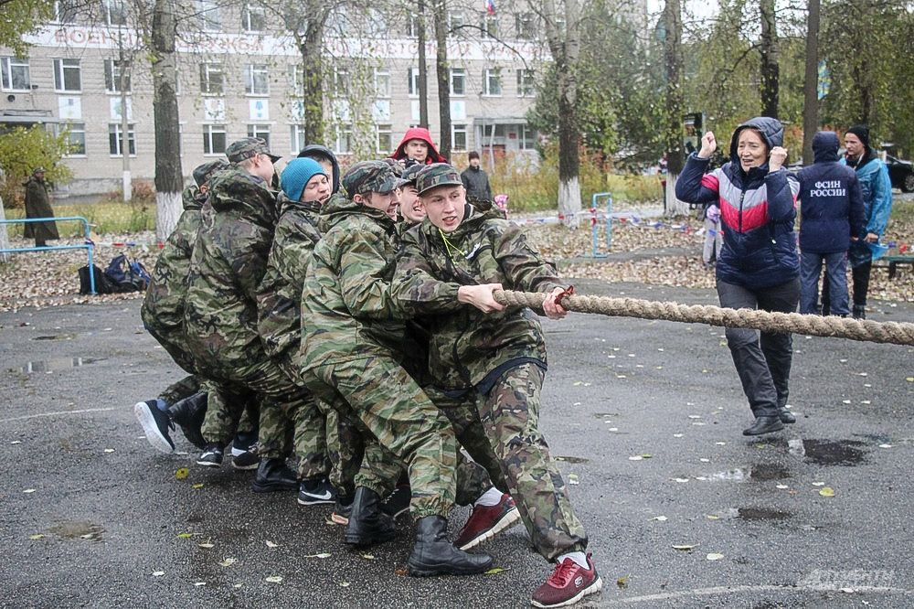 Одно из командных состязаний – перетягивание каната.