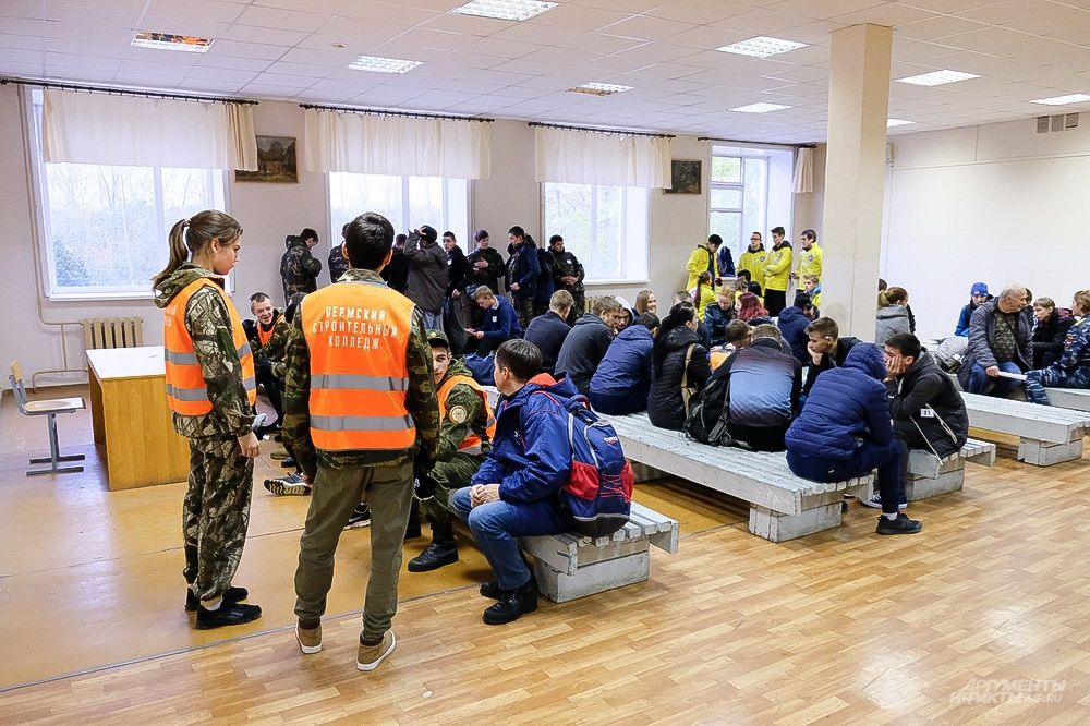 За несколько минут до начала соревнований допризывники команд участниц собрались на инструктаж в здании военкомата.
