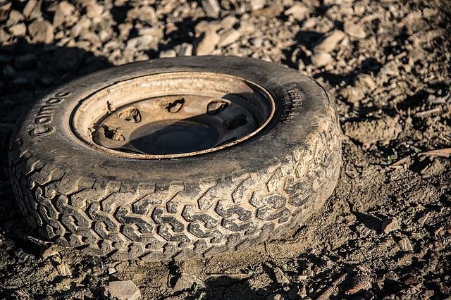 Отлетевшее колесо пронеслось по дороге и упало в грязь