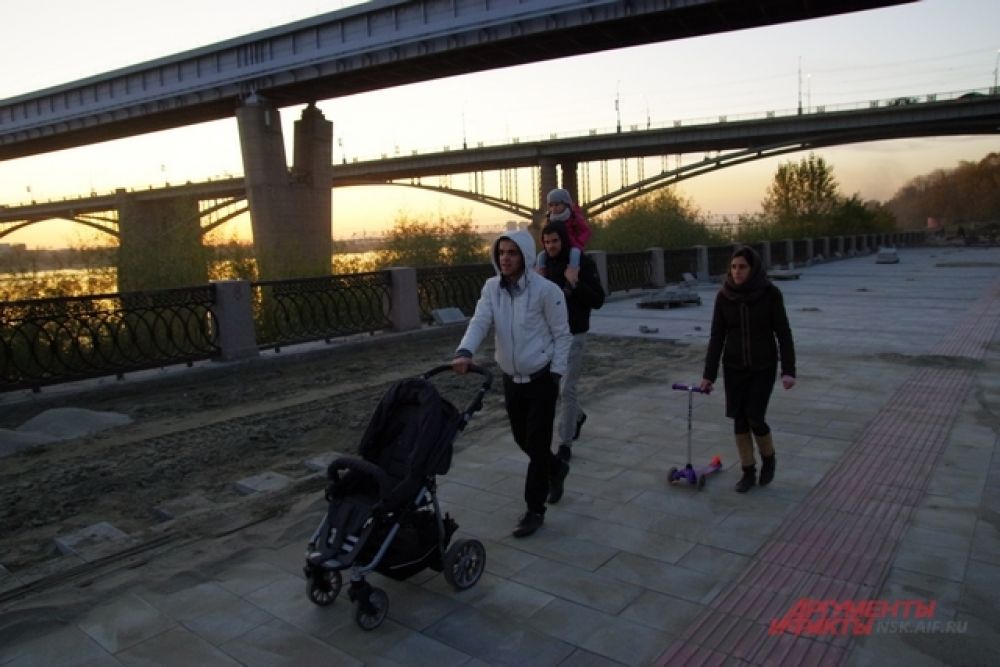 Впрочем, новосибирцев, для которых набережная всегда была излюбленным местом отдыха и прогулок, это не смущает. Как и пыль, которая стоит от ремонтных работ.