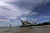 Парусная лодка, выброшенная на пляж в Билокси, после урагана «Нэйт».