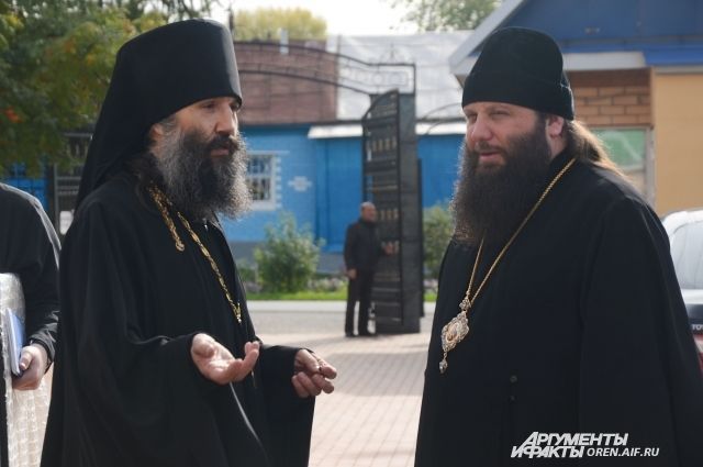 Епископ Николай Манхэттенский (справа) на встрече с игуменом оренбургского мужского монастыря Варнавой.