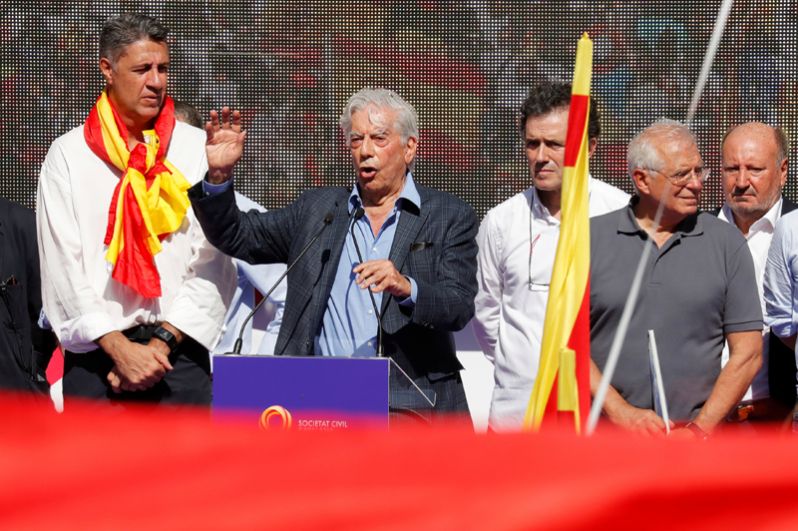 Перуанский писатель и Нобелевский лауреат Марио Варгас Льоса выступает на митинге в защиту единства Испании.