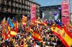 Перуанский писатель и Нобелевский лауреат Марио Варгас Льоса выступает на митинге в защиту единства Испании.