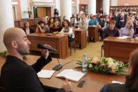 Лауреат премии "Русский Букер" Александр Снегирёв на встрече с читателями в Публичной библиотеке.