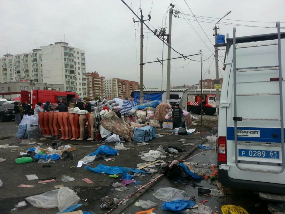В Ростове-на-Дону крупный пожар парализовал работу вещевого рынка в микрорайоне «Темерник».