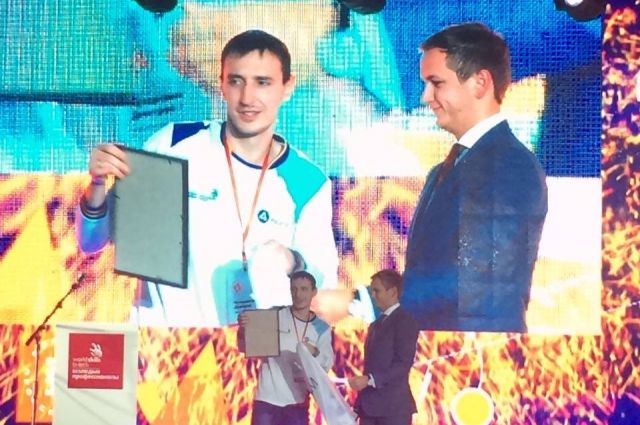 Дмитрий Кучерявин (слева) получает награду.