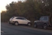 Под Оренбургом Lexus врезался в дорожное ограждение.