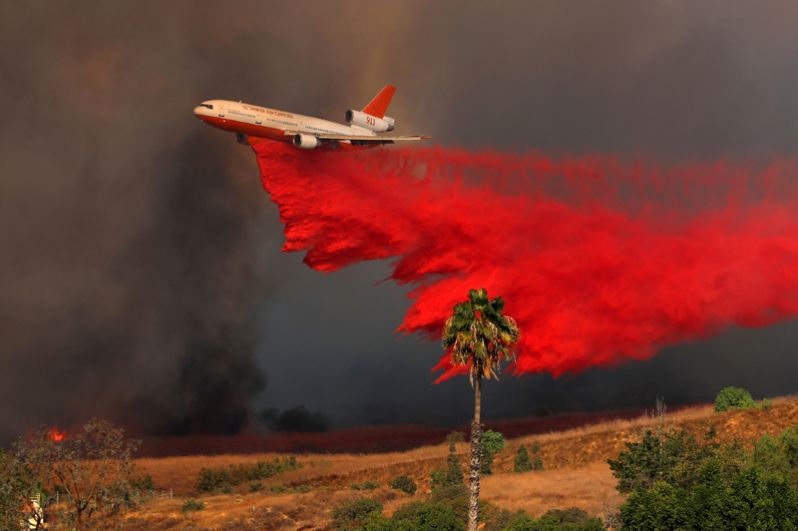 Самолет DC-10 тушит лесной пожар в Ориндже.