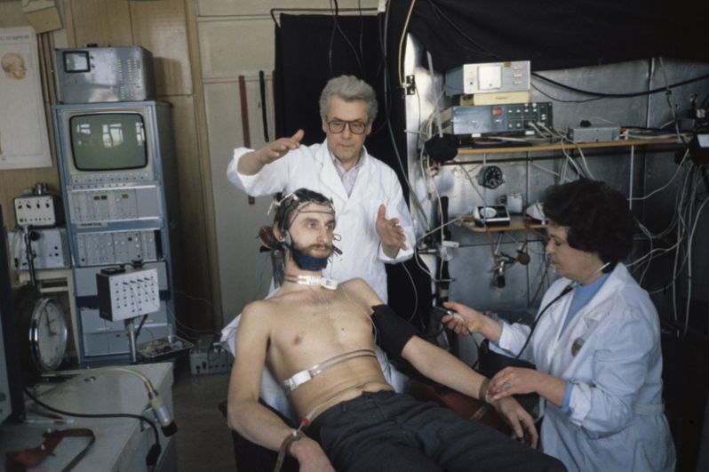 Аллан Владимирович Чумак проводит эксперимент в лаборатории НИИ нормальной физиологии имени Анохина. 1989 год.