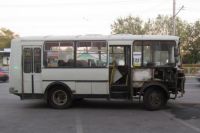 В Оренбурге водитель автобуса отвлекся и врезался в столб.
