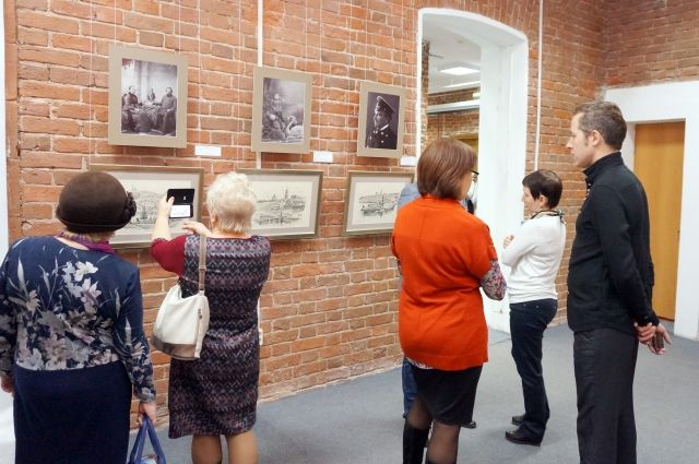 На выставке можно увидеть исторические снимки и графические работы.