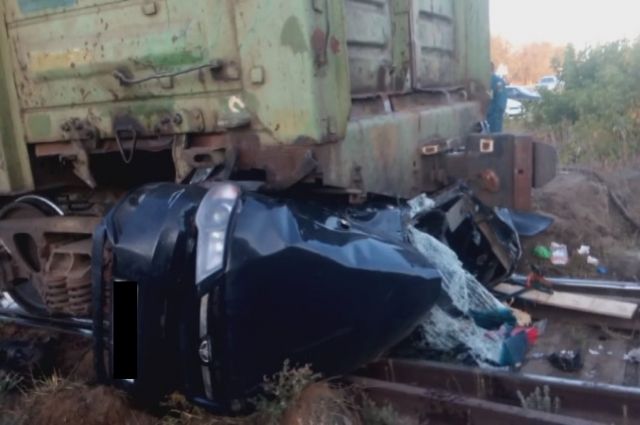 В Акбулакском районе иномарка попала под товарный поезд.