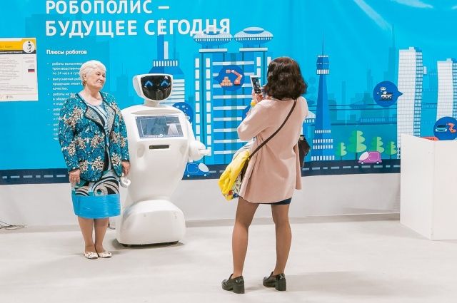 Гуляя по выставке можно познакомиться с роботами.
