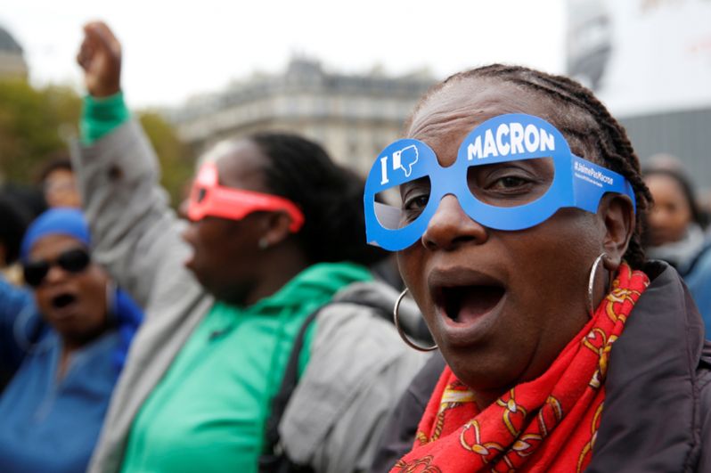Участники демонстрации в Париже. Женщина в картонных очках с надписью: «Мне не нравится Макрон».