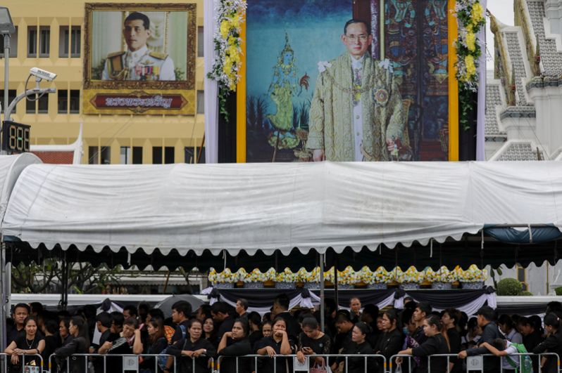 Люди со всех уголков Таиланда приезжают в Большой королевский дверец, чтобы отдать дань памяти и уважения покойному монарху.