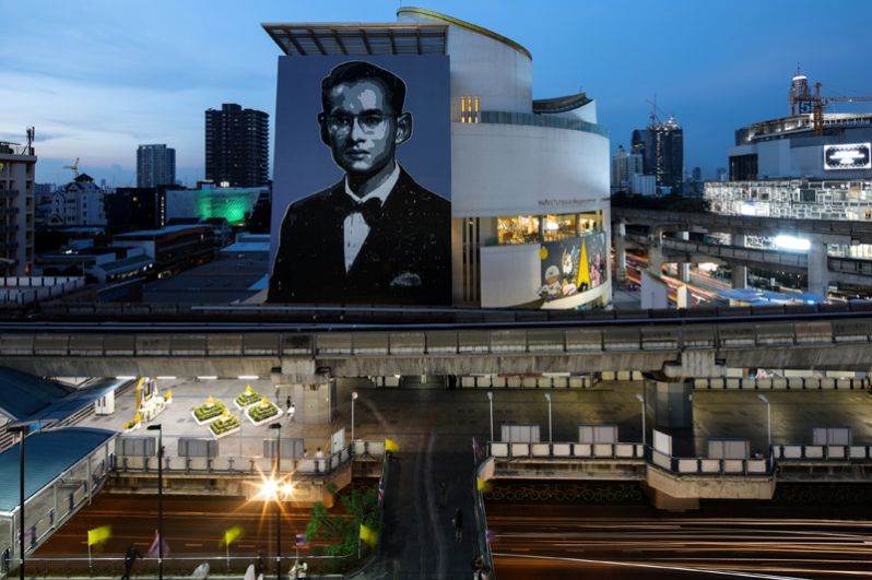 Портрет покойного короля Пхумипона Адульядета на здании Бангкокского художественного и культурного центра.
